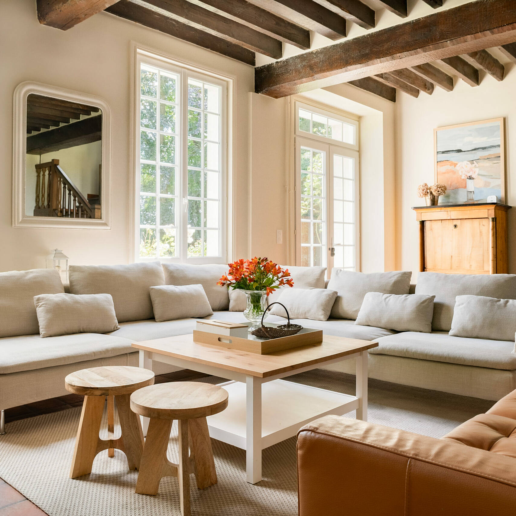 Photographie d'architecture d'un salon entièrement rénové dans une maison de campagne en Normandie